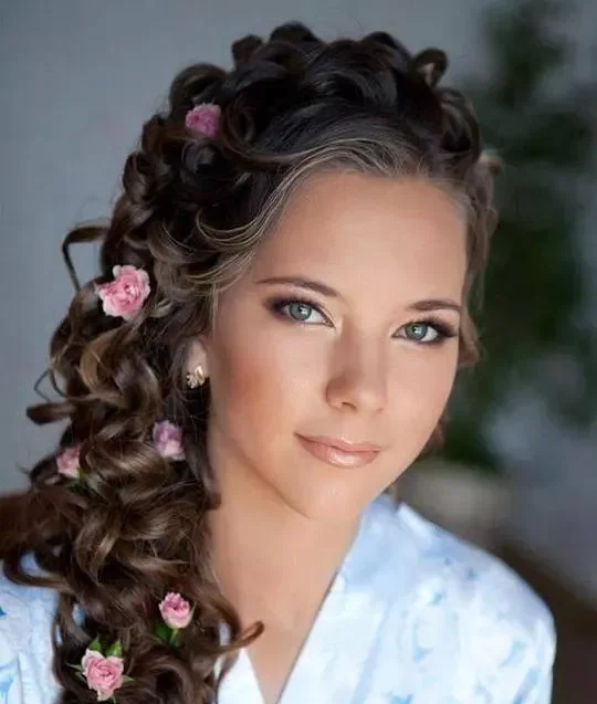 Fryzury okazjonalne dla dorosłych w salonie Megii & Doris w Świdniku – wesele, bal, studniówka